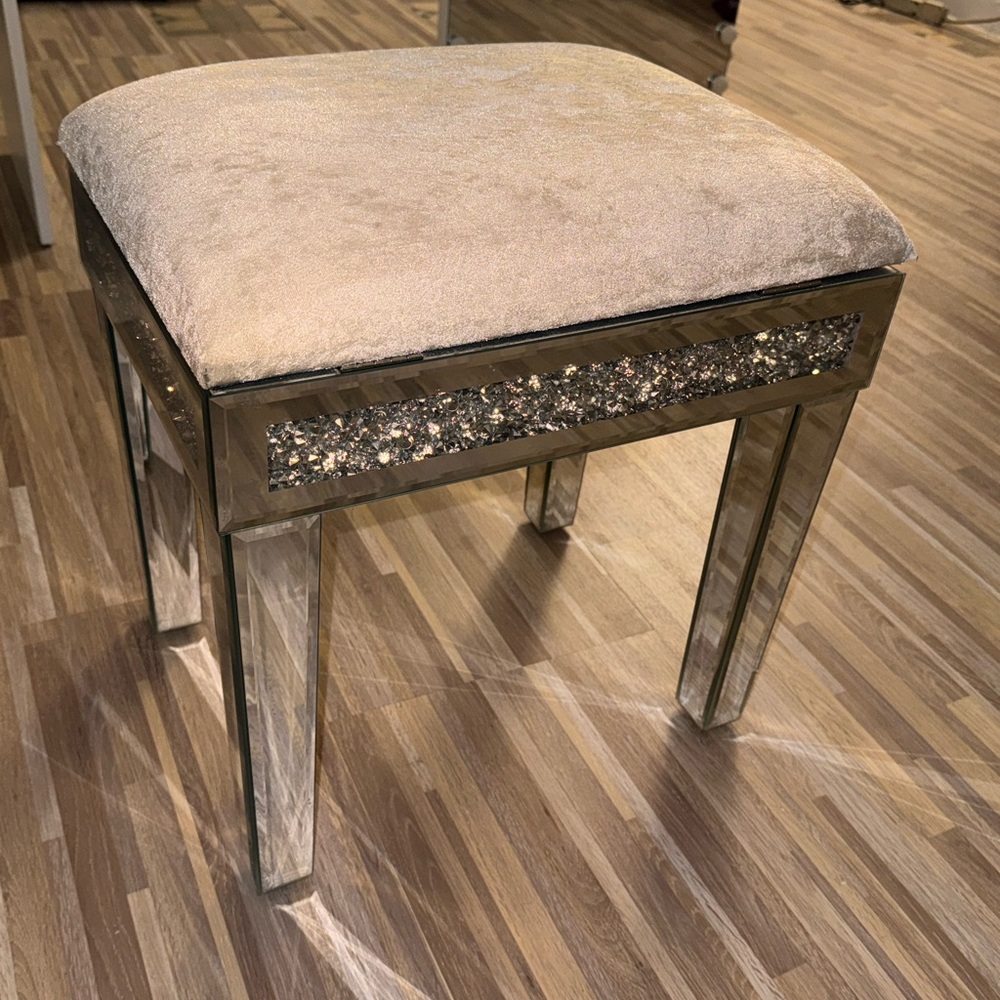 Chair - Picture 3 of 3